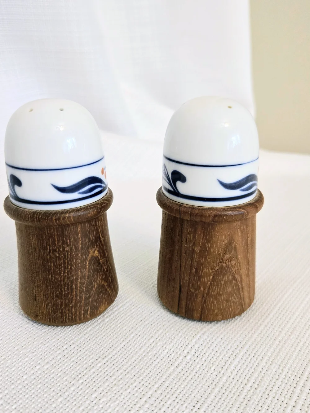 Vtg Dansk Salt & Pepper Shaker Set Blue White Teak Wood Scroll Floral 4
